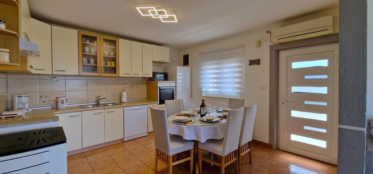 Sunny Holiday House With Pool Kaštela Εξωτερικό φωτογραφία